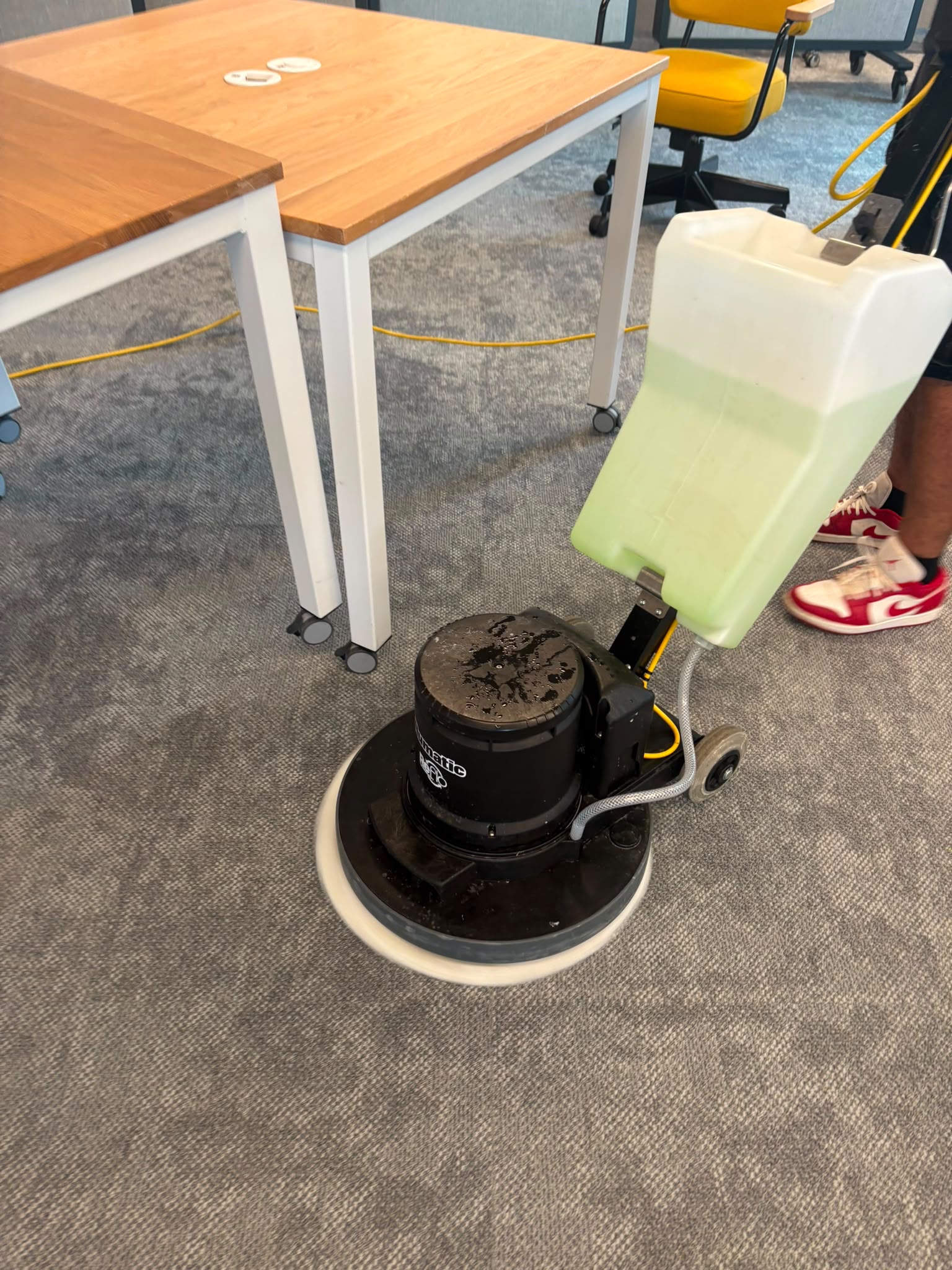 Carpet cleaning machine